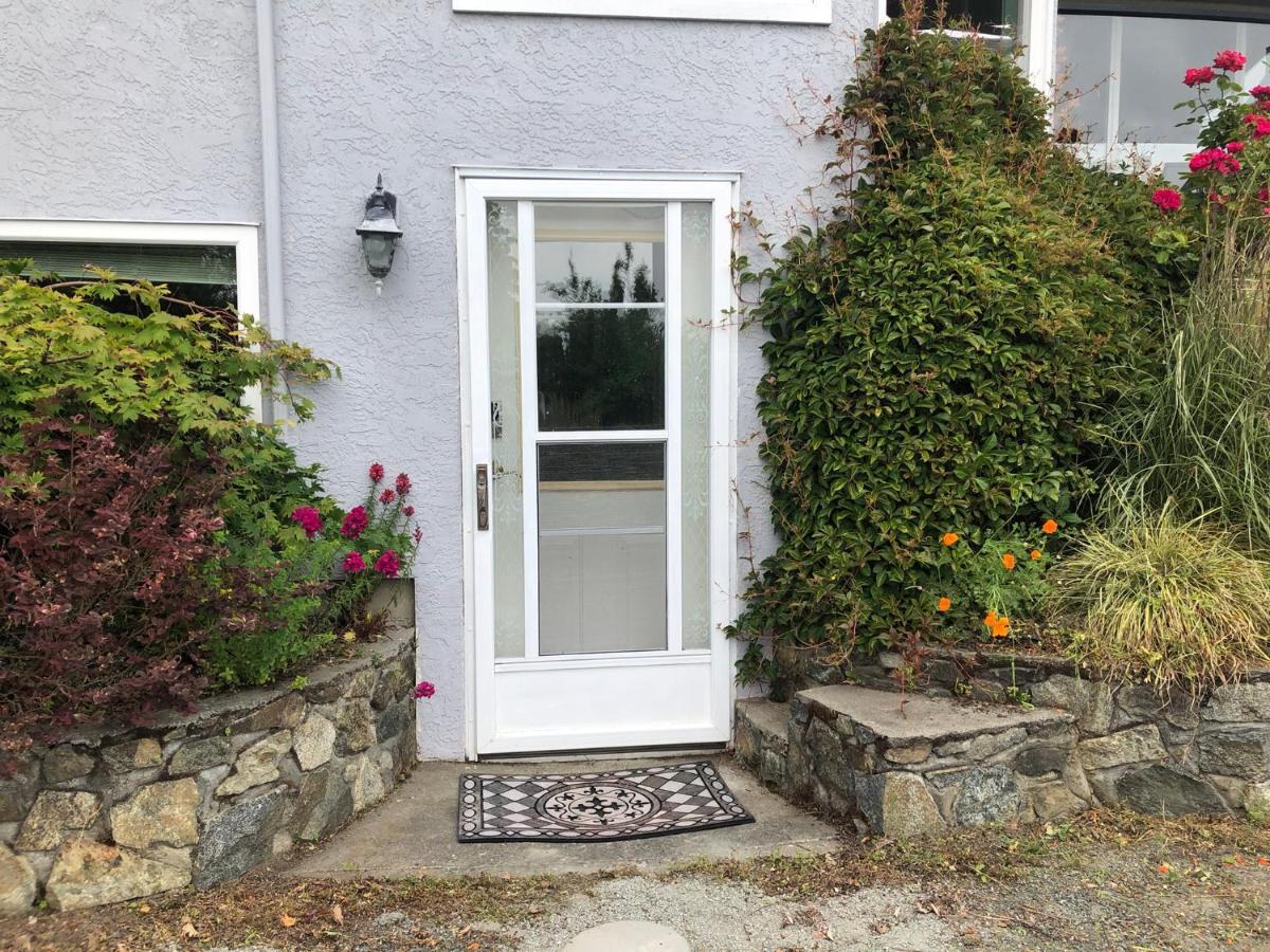 One Bedroom Suite Near Hillside Mall Oak Bay Exterior foto