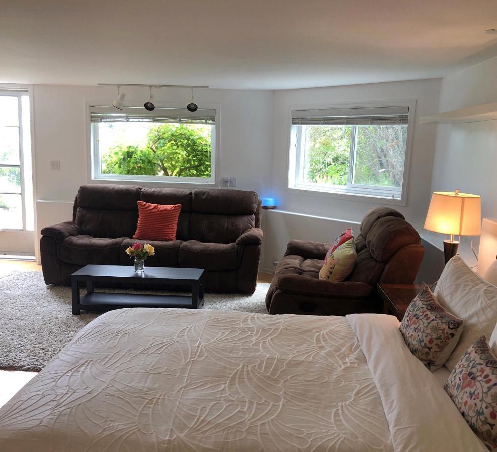 One Bedroom Suite Near Hillside Mall Oak Bay Exterior foto